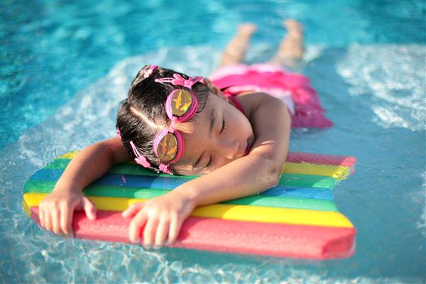 Girl_with_styrofoam_swimming_board (Custom)