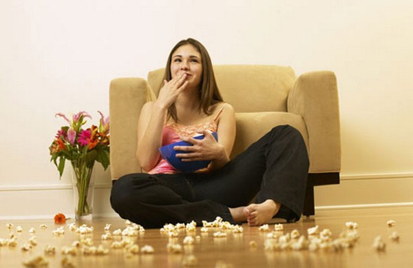 loose-weight-in-easy-ways-eating-watching-tv (Copy)