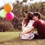 couple-sur-lherbe-baiser-ballons-162231