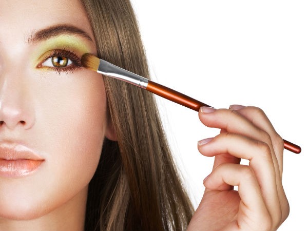 Apply-Eyeshadow-With-Makeup-Tips11