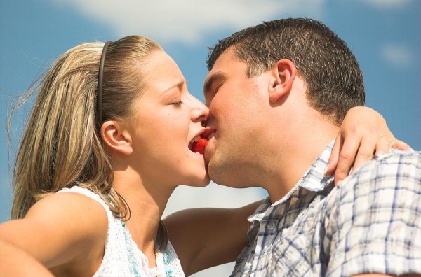 lovely-couple-kiss-eating-a-strawberry-michal-bednarek