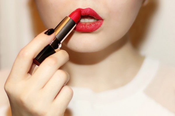 4-a-lady-s-guide-to-applying-lipstick-small
