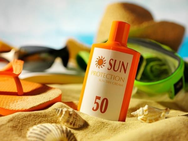 908922-sunscreen_bottlephoto_-1435139504 (Copy)