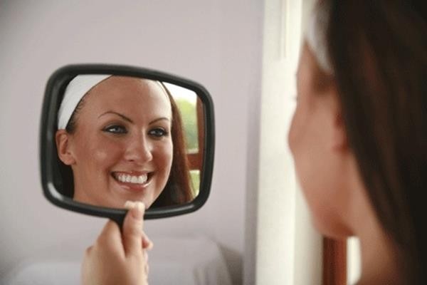 smile-look-mirror-while-doing--large-msg-133591342607 (Copy)