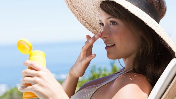 woman-applying-sunscreen