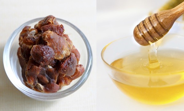 Ripe tamarind in bowl on Wood Background