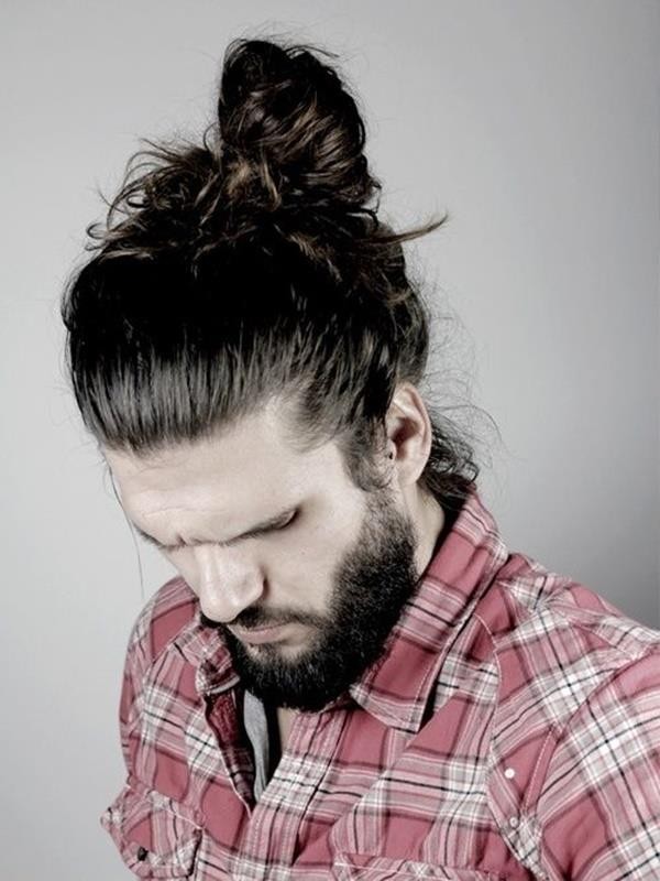 Hot-Man-Bun-Hairstyles-For-Guys-12