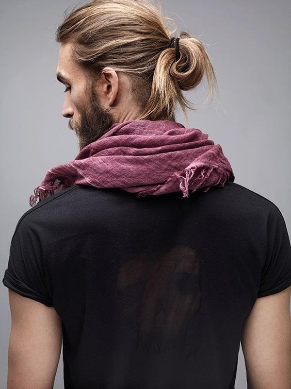 Hot-Man-Bun-Hairstyles-For-Guys-23