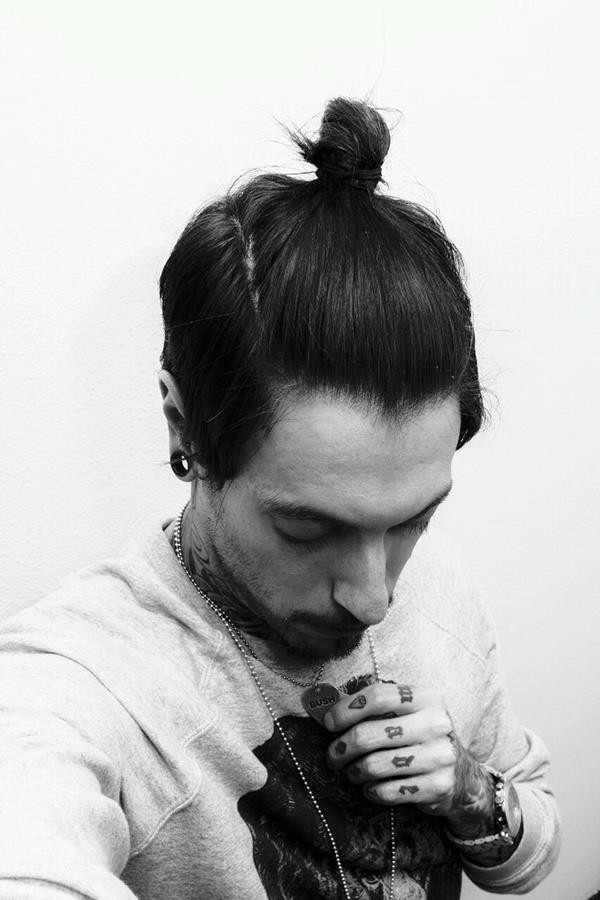 Hot-Man-Bun-Hairstyles-For-Guys-24