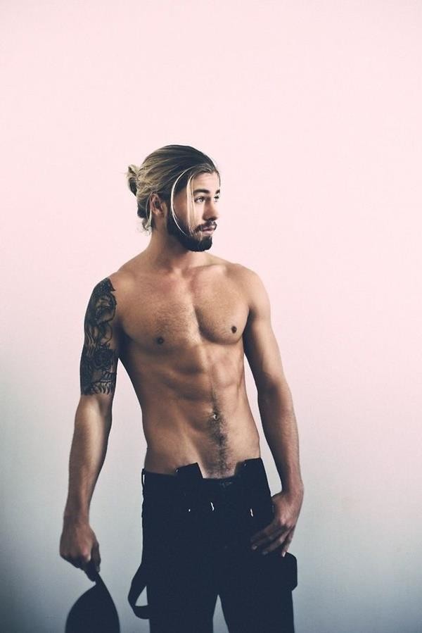 Hot-Man-Bun-Hairstyles-For-Guys-26