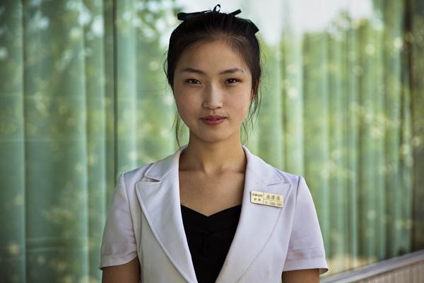 Photographer-Captures-Female-Beauty-North-Korea