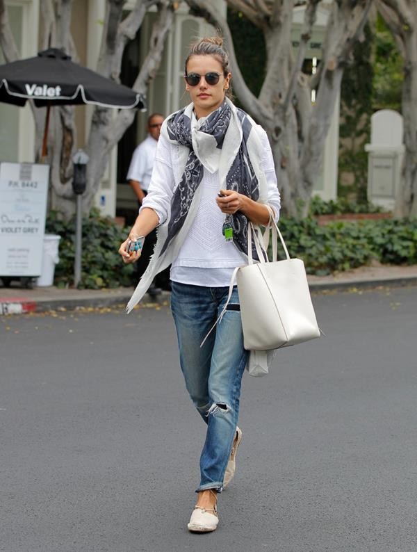 Alessandra-Ambrosio-mastered-laid-back-LA-vibe-boyfriend