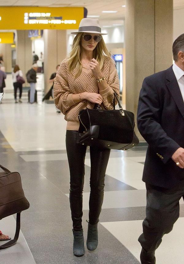 Rosie-Huntington-Whiteley-arrived-LAX-airport-her-signature