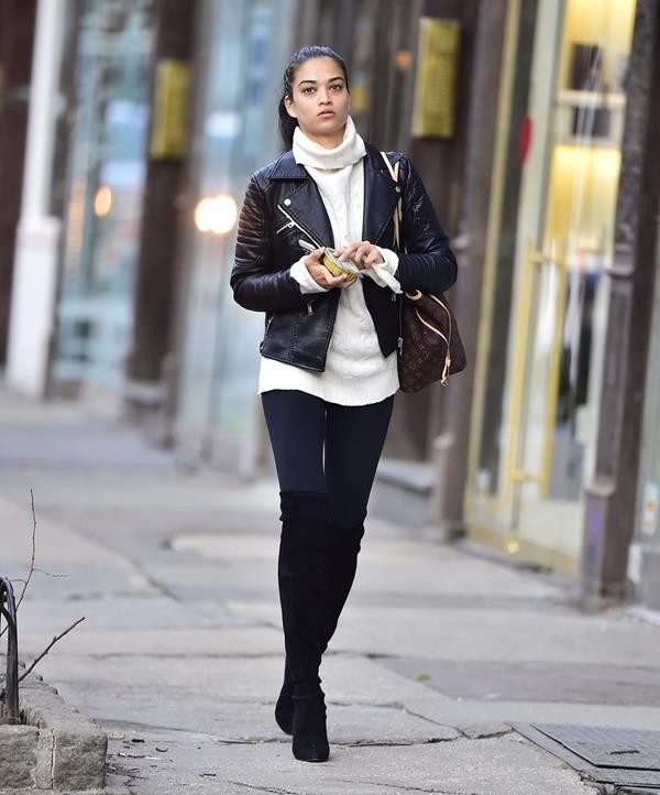 Shanina-Shaik-walked-through-New-York-neighborhood-SoHo