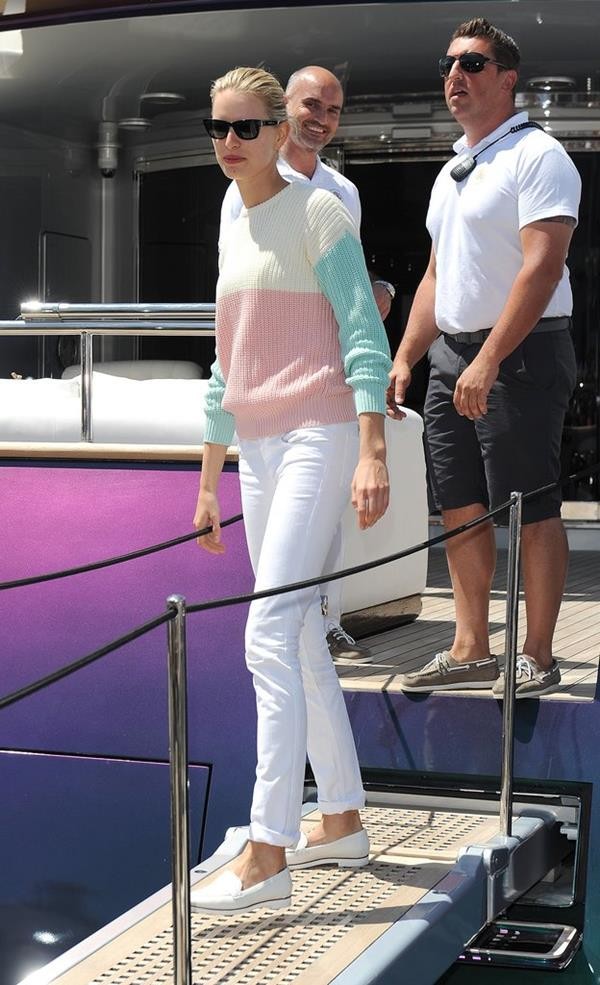While-boarding-yacht-Cannes-Karolina-Kurkova-gave-her-white