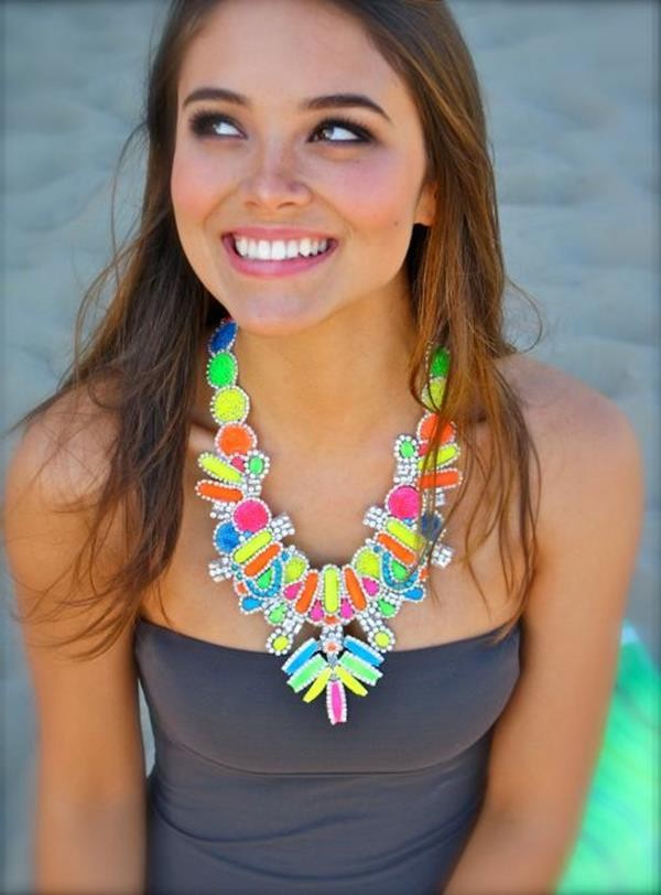 women-wear-statement-necklace