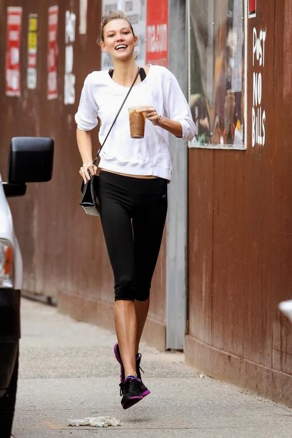 Karlie_Kloss_Tight_Leggings_01_560x840