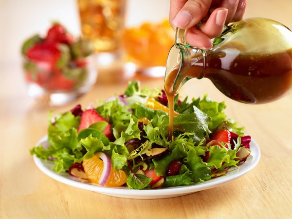 Salad-Dressing-Pour-01,large
