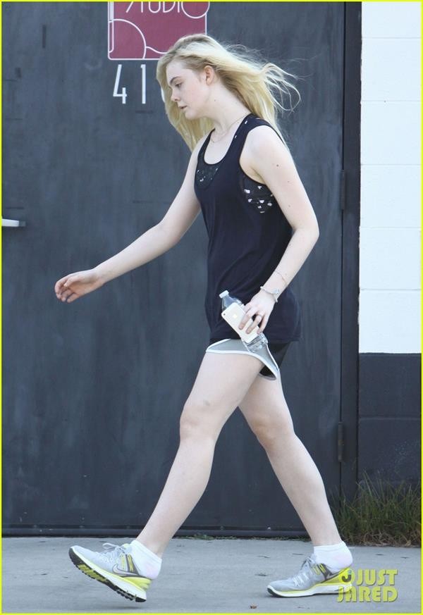 elle-fanning-dance-studio-workout-09