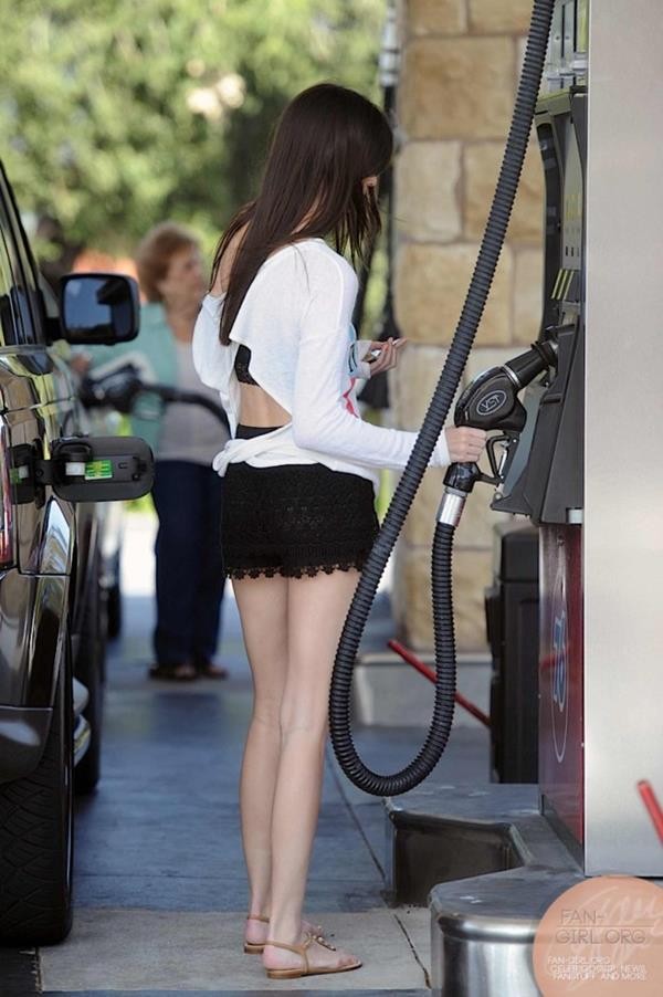 kendall-jenner-at-a-gas-station-in-los-angeles-07-620x932