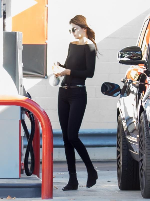kendall-jenner-at-a-gas-station-in-los-angeles-11-25-2015_5