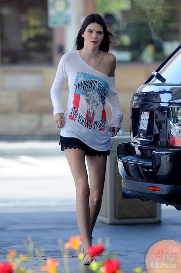 kendall-jenner-at-a-gas-station-in-los-angeles-18-620x932