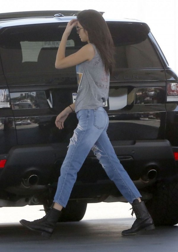 kendall-jenner-in-ripped-jeans-at-a-gas-station-in-studio-city_2