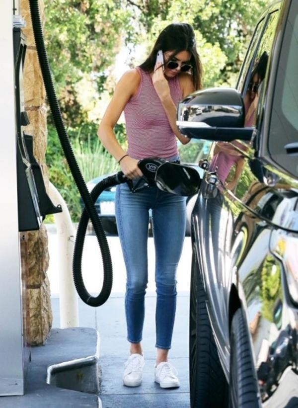 kendall_jenner_kendall_jenner_hot_in_tight_jeans_at_a_gas_station_in_calabasas_july_2015_7A1bPCMp.sized