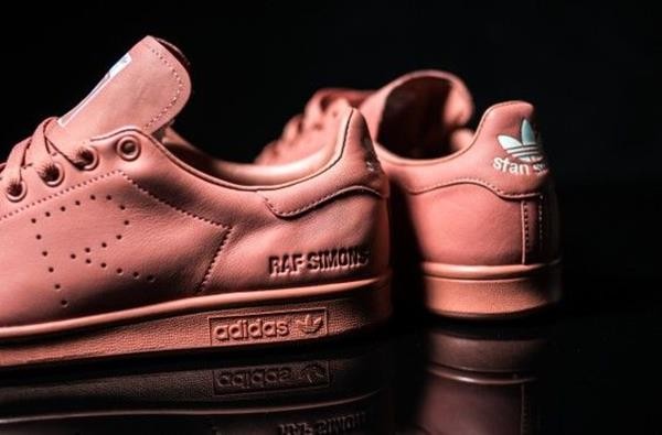 8213283_ash-pink-covers-the-raf-simons-x-adidas_t5e1674b4