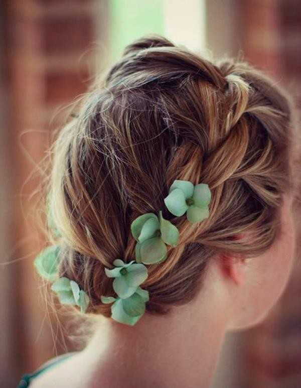 Coiffure-tressee-et-fleurs