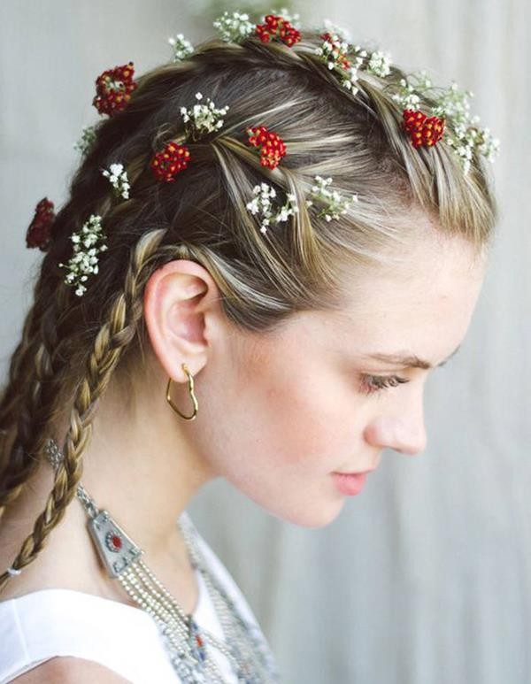 Coiffure-tressees-avec-fleurs