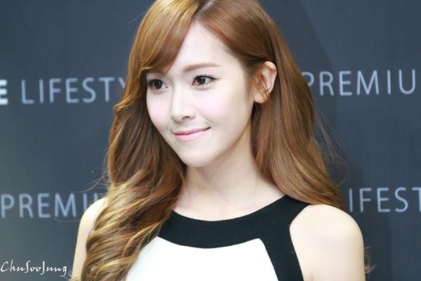 Jessica-Jung-Leaves-SNSD