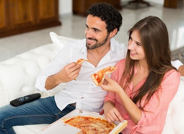 couple-eating-pizza (1)