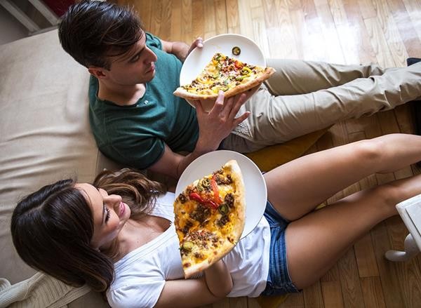 couple-eating-pizza