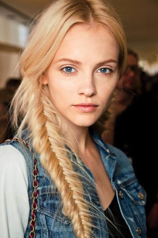 2-Le-Fashion-Blog-30-Inspiring-Fishtail-Braids-Blonde-Side-Braid-Hair-Style-Via-Glamour