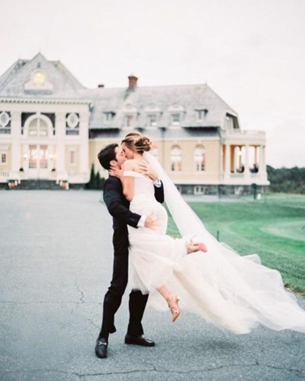 most-romantic-wedding-kiss-photo-11-400x500