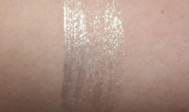 victoria-beckham-estee-lauder-eye-foil-swatch-blonde-gold-650x388