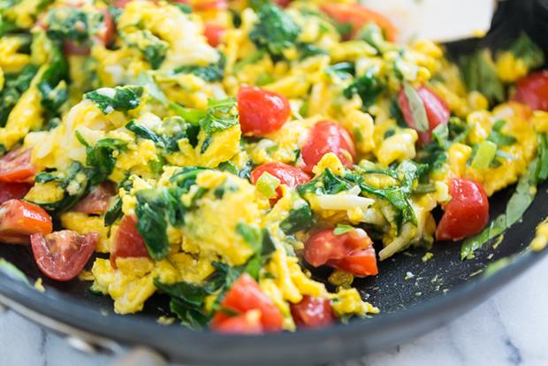 Veggie-Scrambled-Eggs-with-Aged-White-Cheddar-GI-365-7