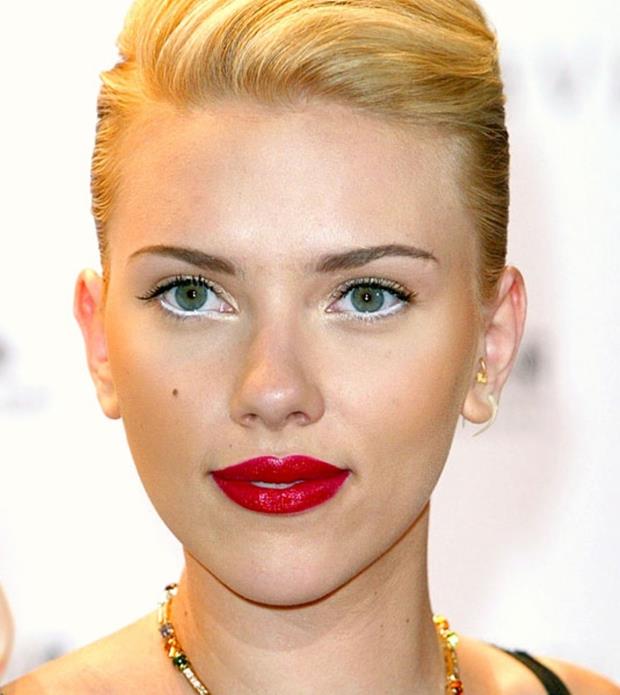 53a04d637e814_-_cos-15-white-eyeliner-scarlett-johansson-de