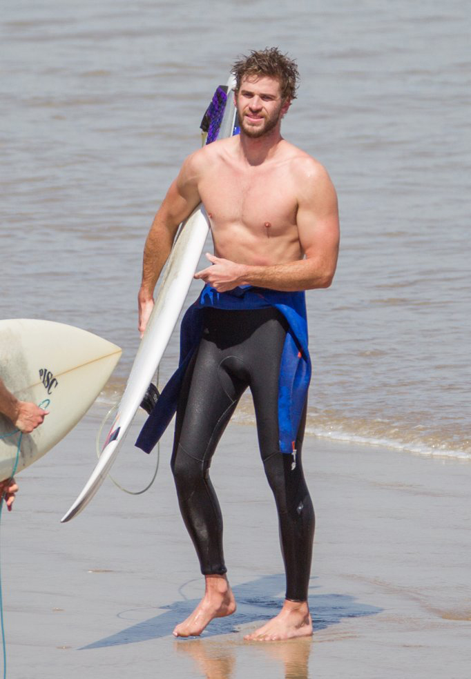 Liam-Hemsworth-Shirtless-While-Surfing-Australia