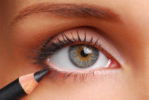 woman-applying-eyeliner-horiz