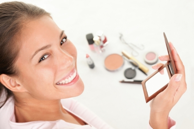 Woman-putting-on-waterproof-makeup-Image-Shutterstock