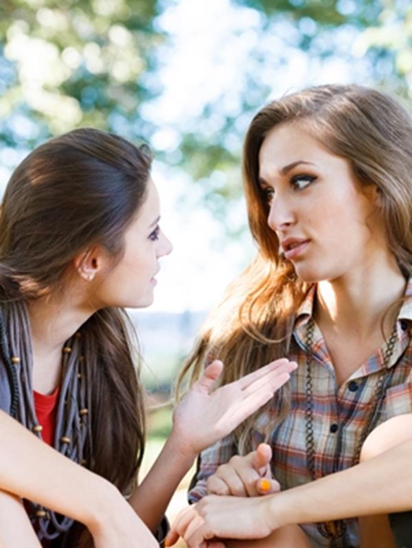 girl-talking-to-friend-explain-something-serious (Copy)