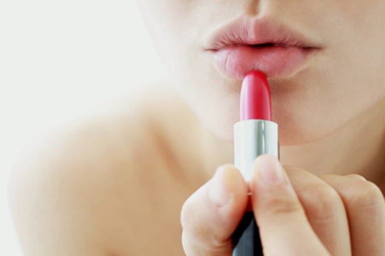woman-applying-lipstick