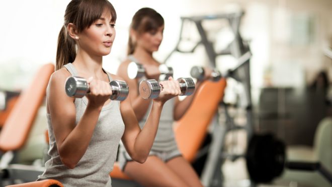 Women-lifting-weights