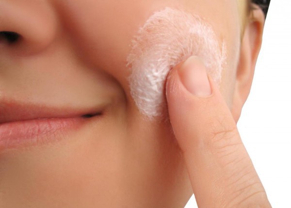 applying-cream-to-face
