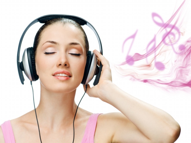 beautiful-woman-wearing-headphones-listening-to-music-pictures_725875599