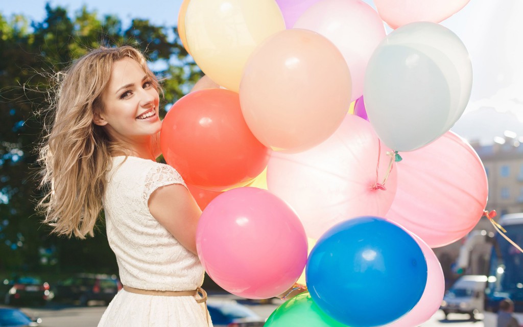 happy-girl-holding-colorful-balloons-girl-hd-wallpaper-2560x1600-8588