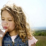 kids-drink-water