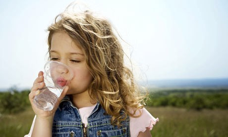 kids-drink-water